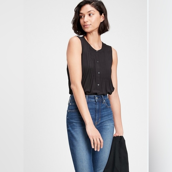 Tops - NWT Gap Sleeveless Pintuck Shirt